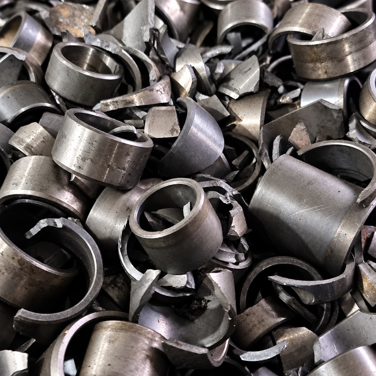 Anillos metálicos rotos y chatarra de aleaciones industriales para compra en Metal Harvest, Colombia